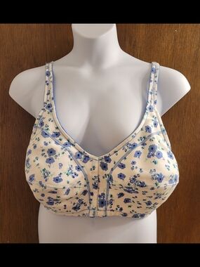 COMFORT CHOICE WHITE BRA WITH BLUE FLOWERS, Plus SIZE 52C Front Hooks Adjustable